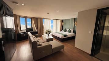 Signature Suite | Select Comfort beds, minibar, free WiFi, bed sheets