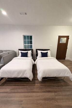 3 habitaciones, tabla de planchar con plancha, internet y ropa de cama 