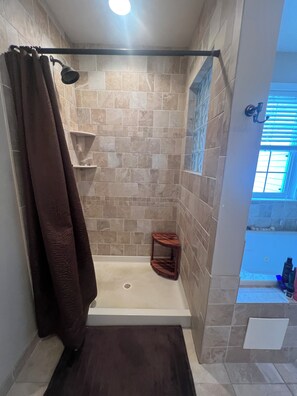 Jetted bath, hair dryer, towels, soap - Spacious 4B centrally located bet. Villanova & Newtown Sq -5 miles to Aronimink! (Broomall)