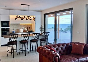 Een smart-tv en boeken