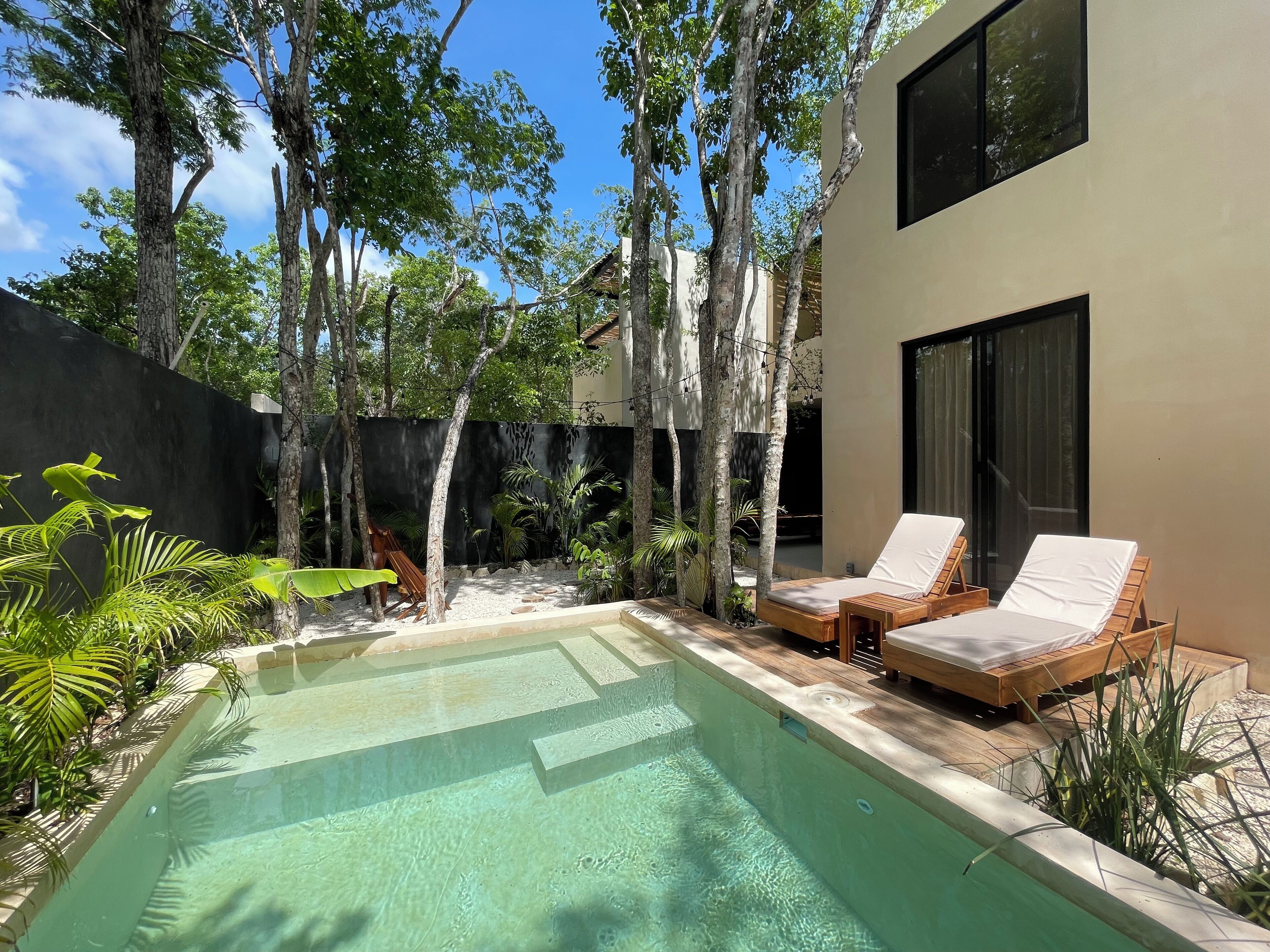 Una piscina al aire libre