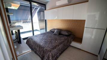 6 bedrooms, iron/ironing board, Internet, bed sheets
