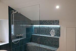 Towels, soap, toilet paper - Lovely studio with modern comforts and exceptional view (Calvi)