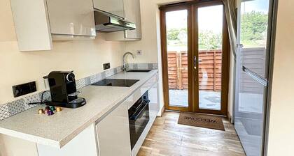 Stylish Stratford-upon-Avon Stay|Gated-Parking|Sleeps 6|Pets Welcome