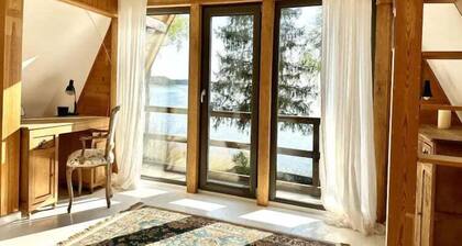 Holiday villa with sauna, on the shore of the lake