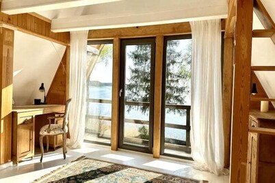 Holiday villa with sauna, on the shore of the lake