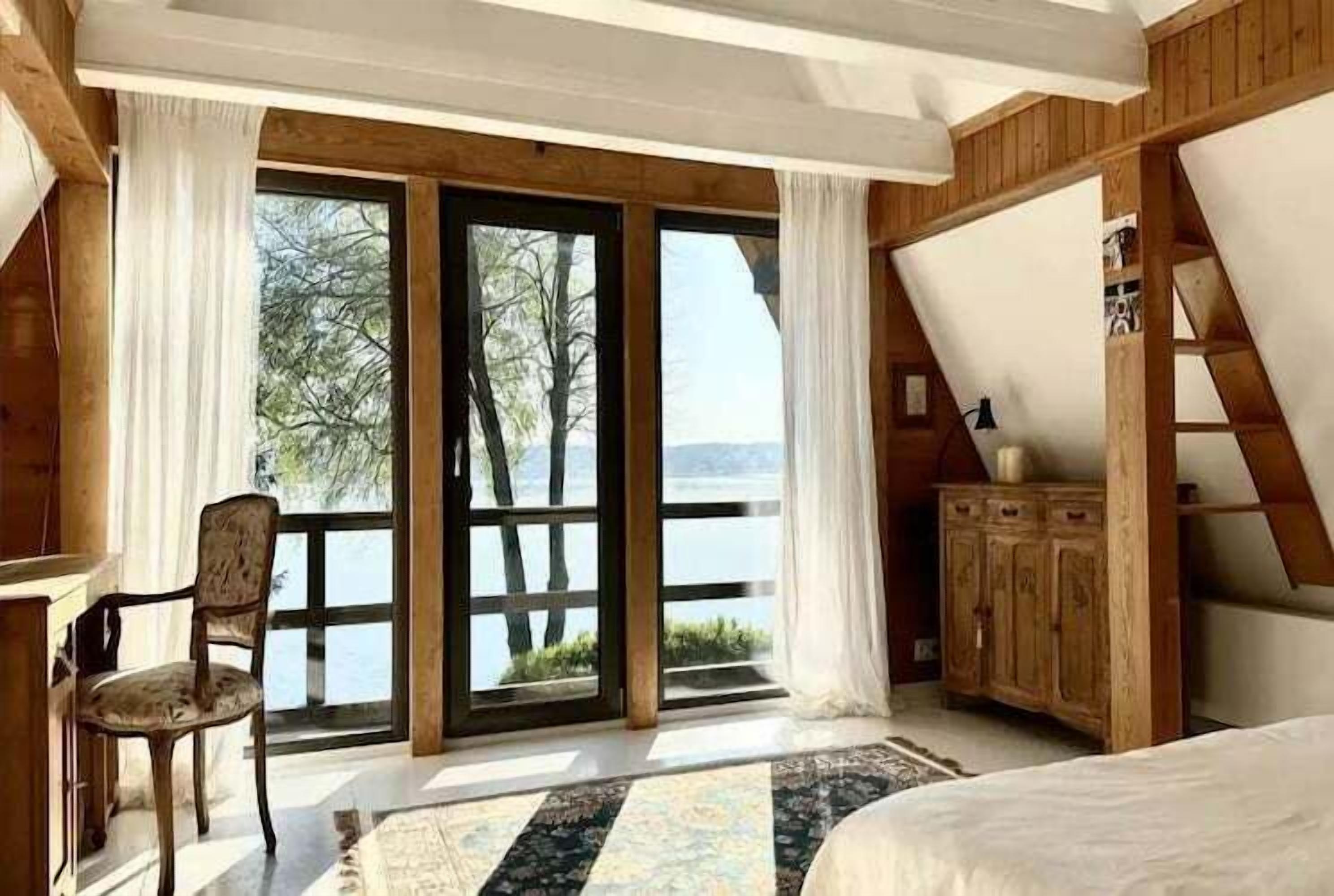 6 bedrooms, iron/ironing board, free WiFi, bed sheets