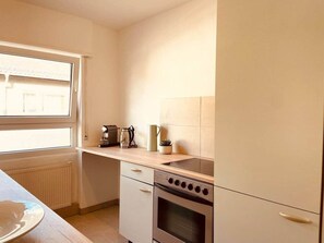 Kühlschrank, Ofen, Herdplatte, Geschirrspüler