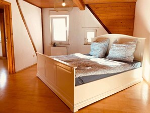 2 chambres, bureau, draps fournis