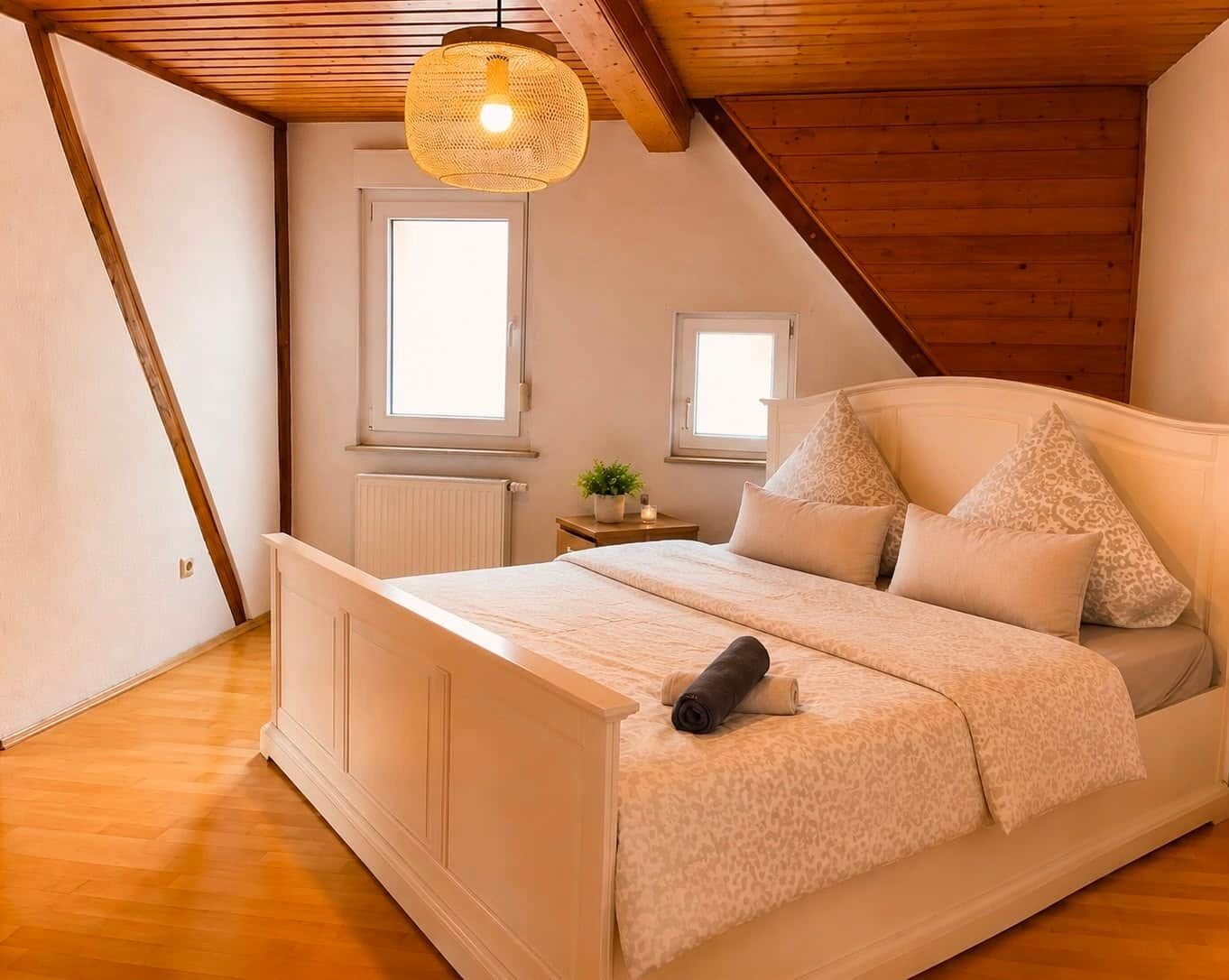 2 Schlafzimmer, Schreibtisch, Bettwäsche