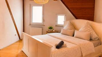 2 Schlafzimmer, Schreibtisch, Bettwäsche