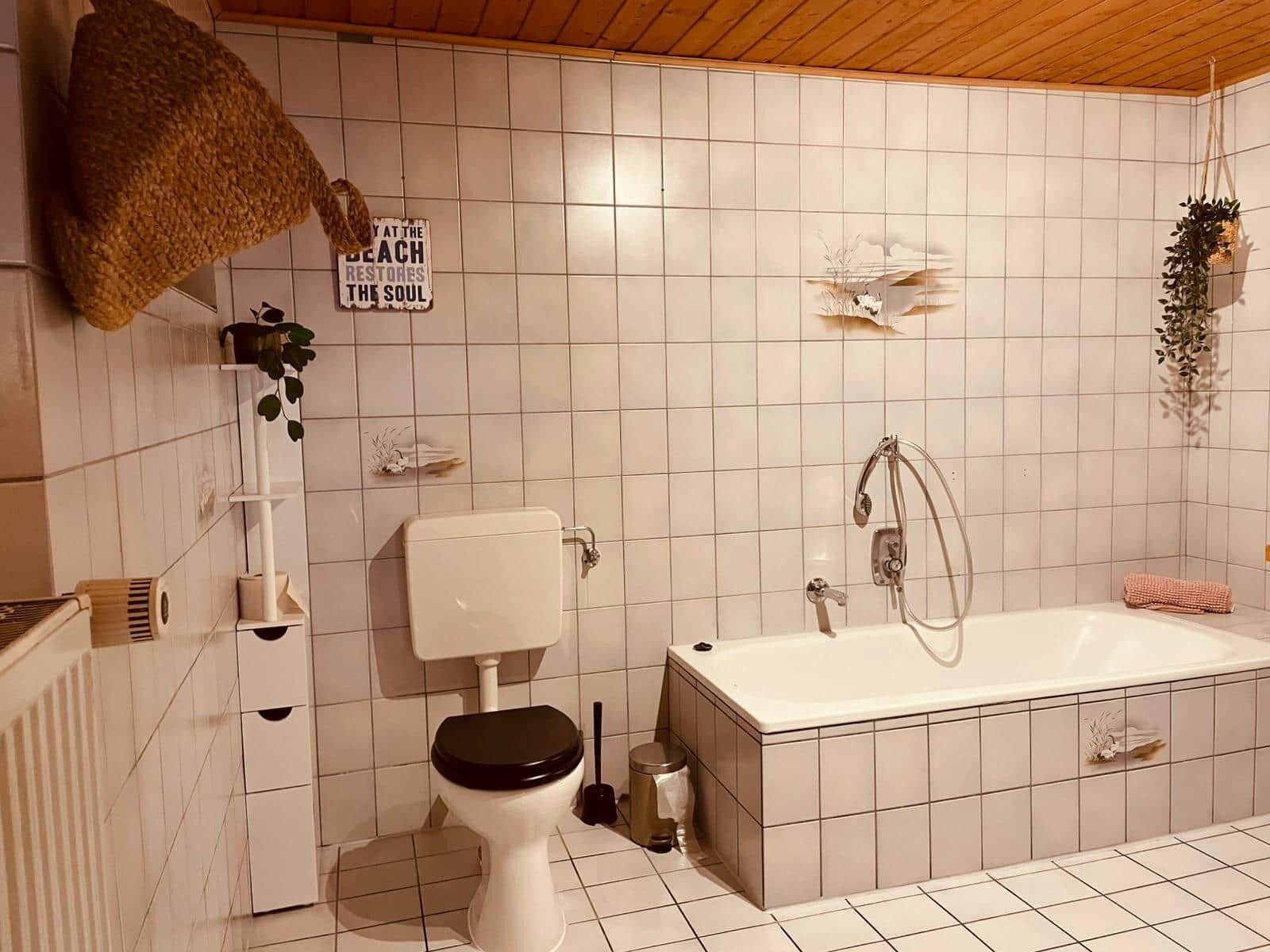 Un bagno con il water, un lavandino e una vasca da bagno.