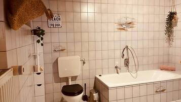 Un bagno con il water, un lavandino e una vasca da bagno.