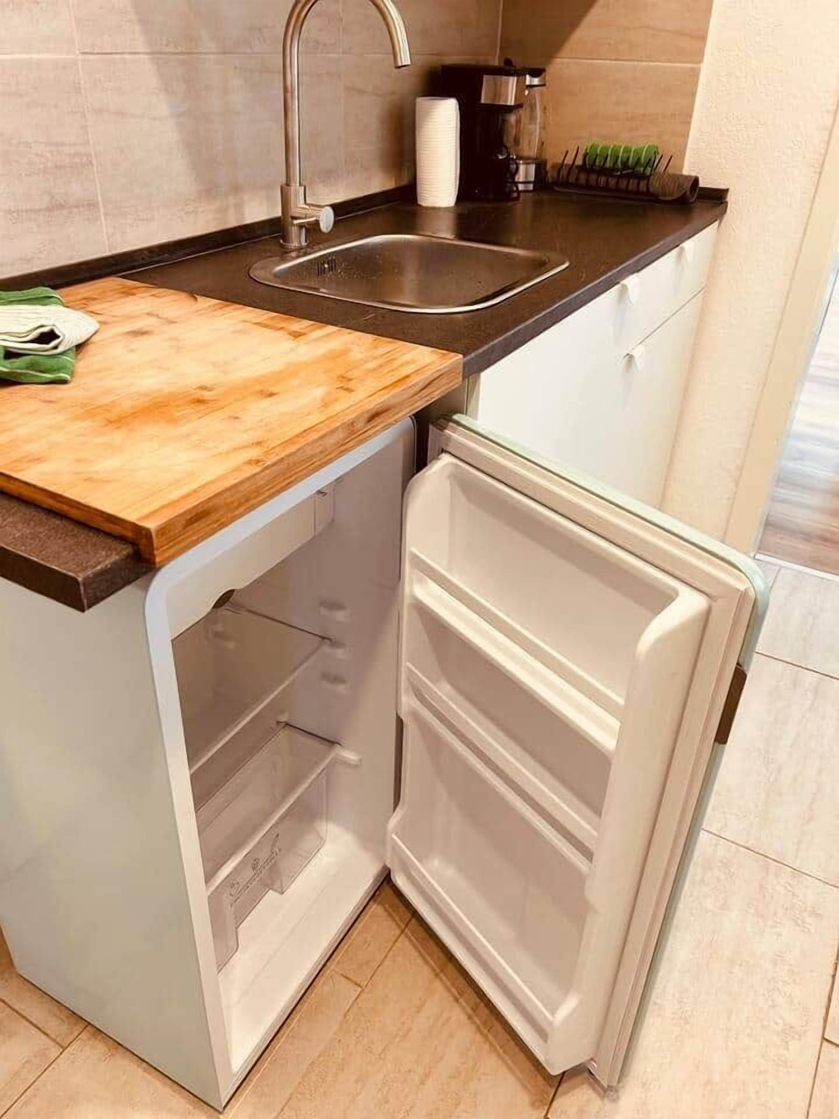 Fridge, cookware/dishes/utensils