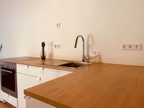 Frigorífico, horno, placa de cocina y trona infantil