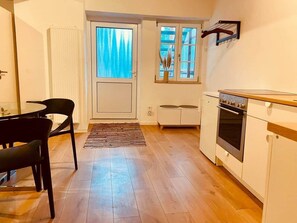 Réfrigérateur, un four, surface de cuisson, chaise haute