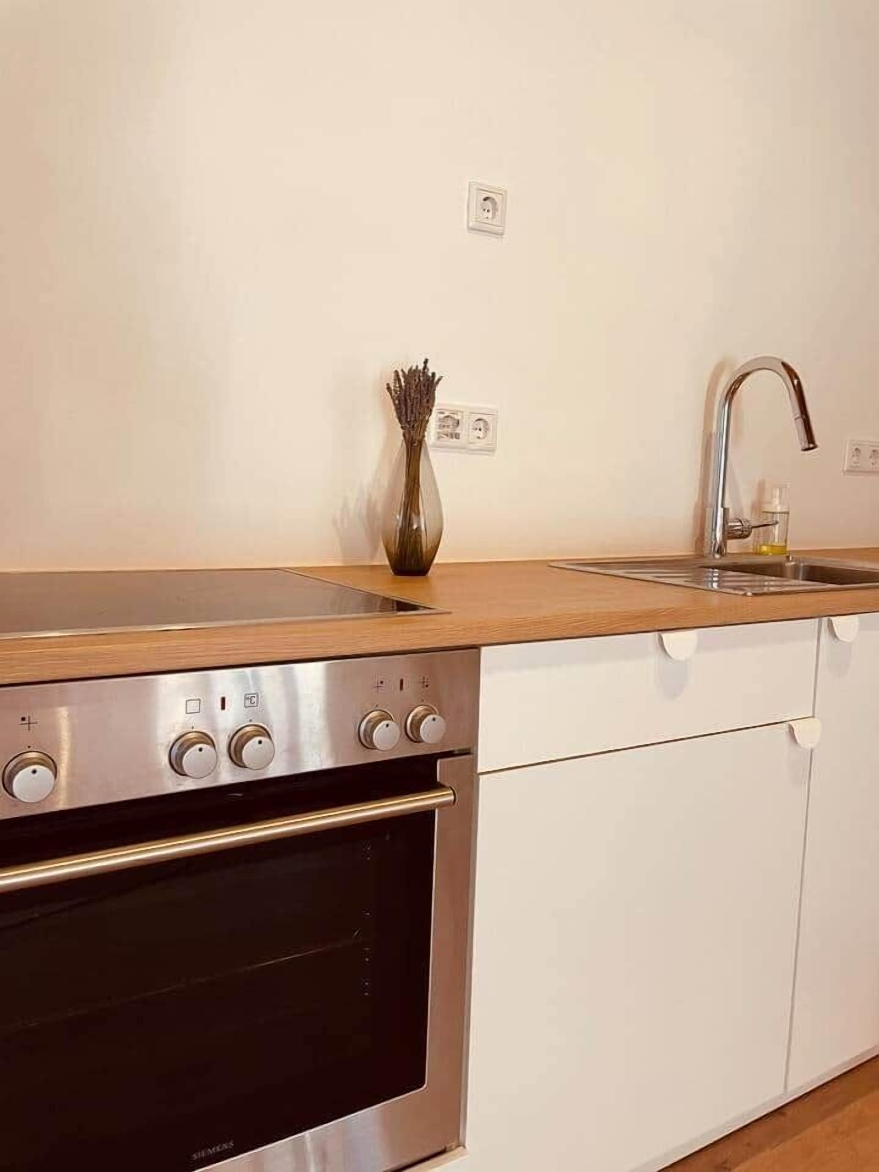 Kühlschrank, Ofen, Herdplatte, Hochstuhl