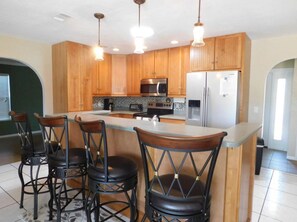 Fridge, microwave, oven, stovetop - Spacious 4-bedroom house in fantastic Cape Coral (Cape Coral)