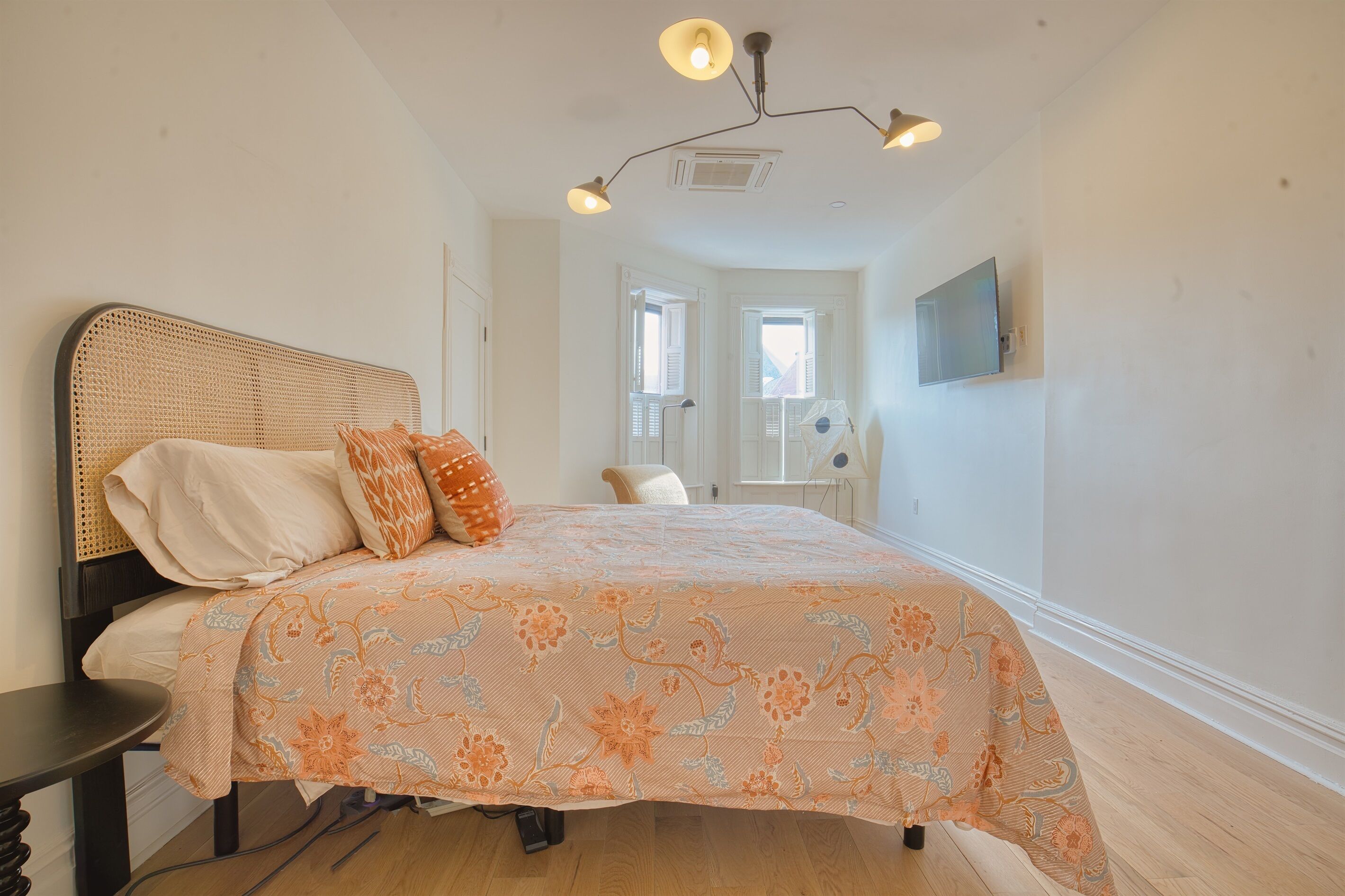 Skrivebord, strykejern/-brett, reiseseng for barn og wi-fi