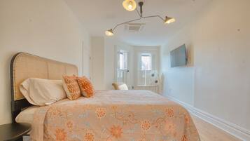 Skrivebord, strykejern/-brett, reiseseng for barn og wi-fi (inkludert)