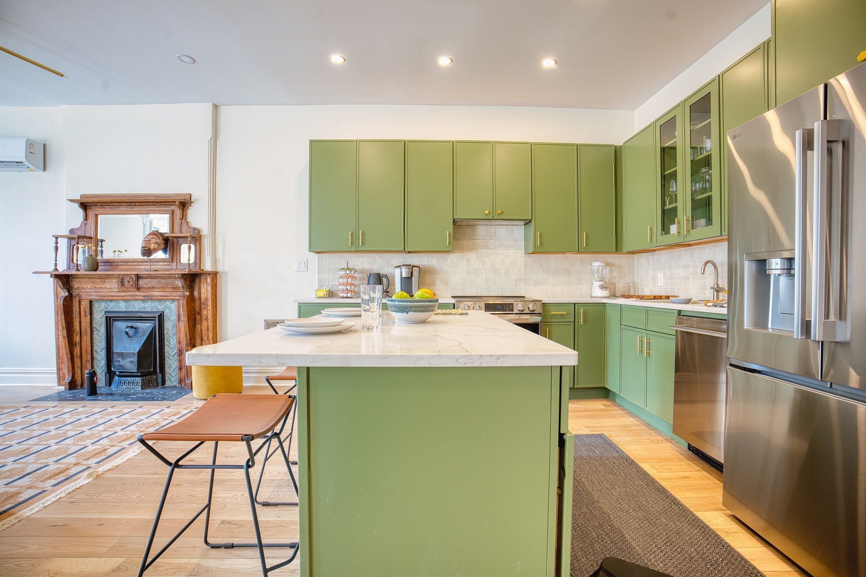 Kjøleskap, mikrobølgeovn, ovn og kokeplater