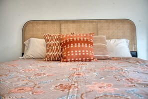 3 habitaciones, escritorio y tabla de planchar con plancha 
