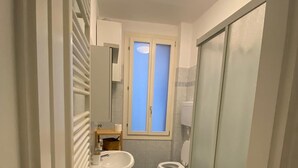 تجهيزات دش، مجففا ت شعر، مراحيض شطف، مناشف