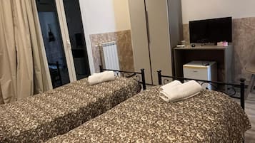 Skrivebord, blendingsgardiner, lydisolert og wi-fi (inkludert)