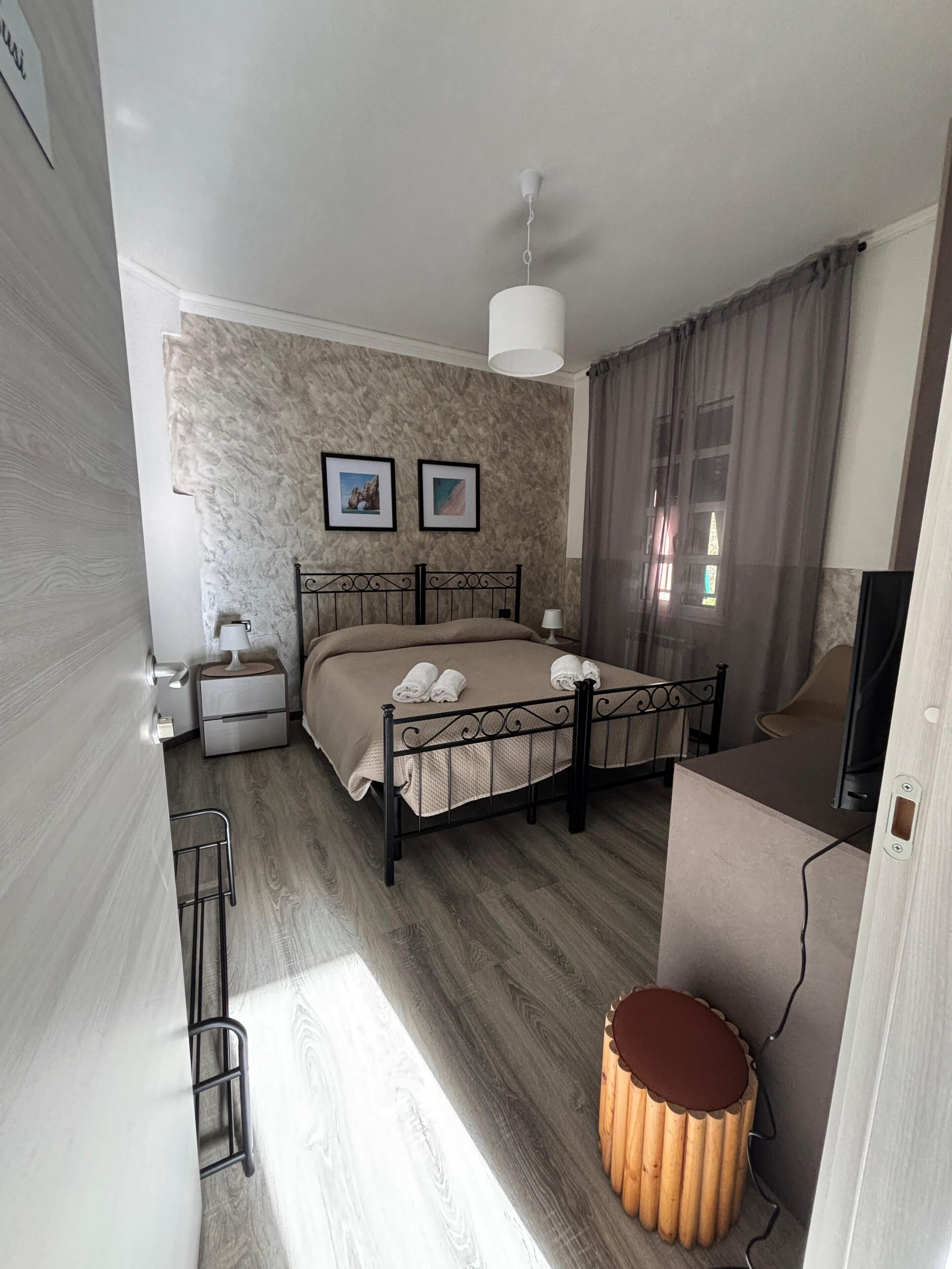 Skrivebord, blendingsgardiner, lydisolert og wi-fi (inkludert)