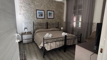 Skrivebord, blendingsgardiner, lydisolert og wi-fi (inkludert)