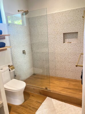 Dusche, Handtücher, Seife, Toilettenpapier