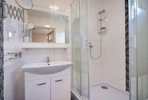 Shower - Two-story holiday cottages in Gąski (Gaski)