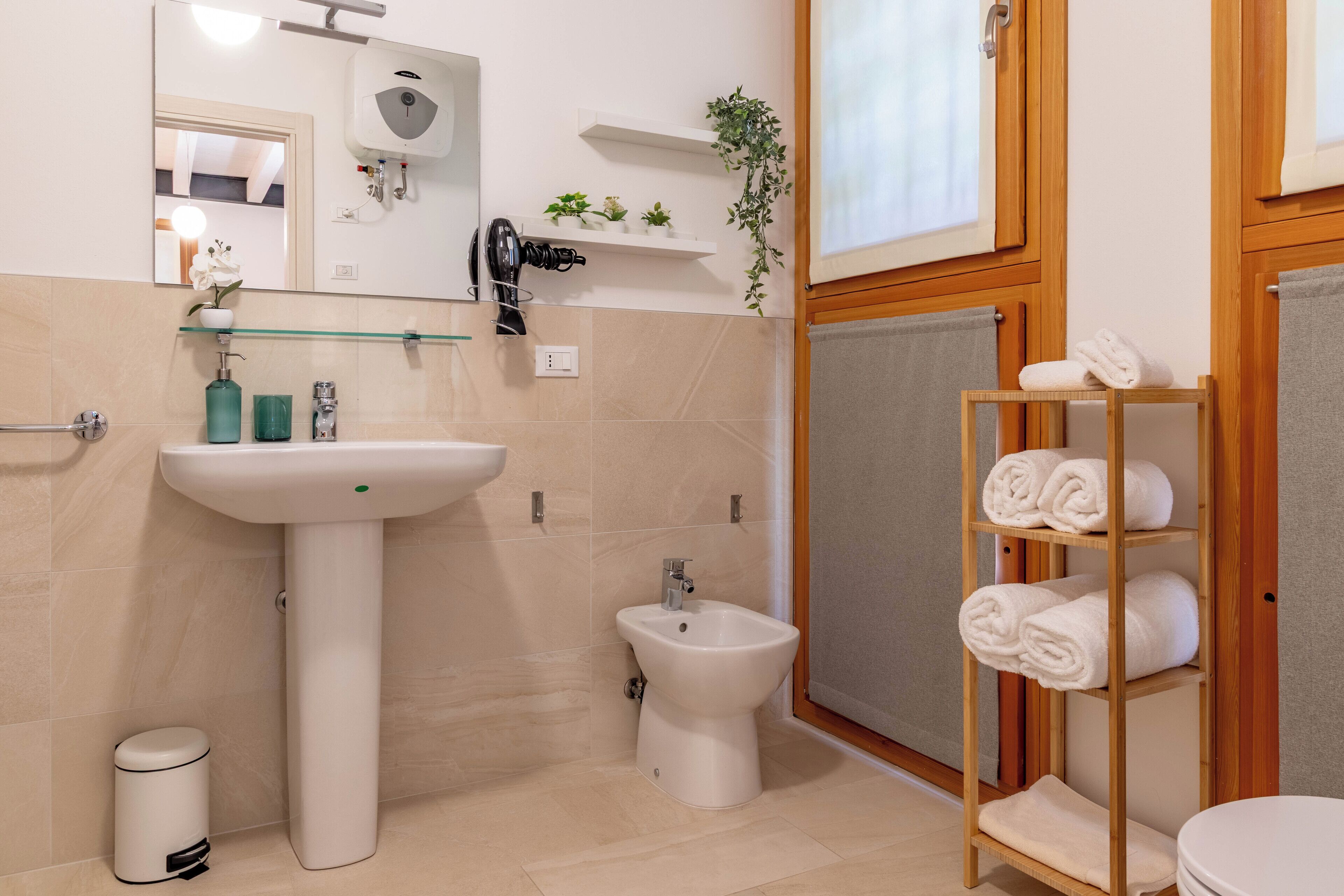 Douche, sèche-cheveux, bidet, serviettes fournies