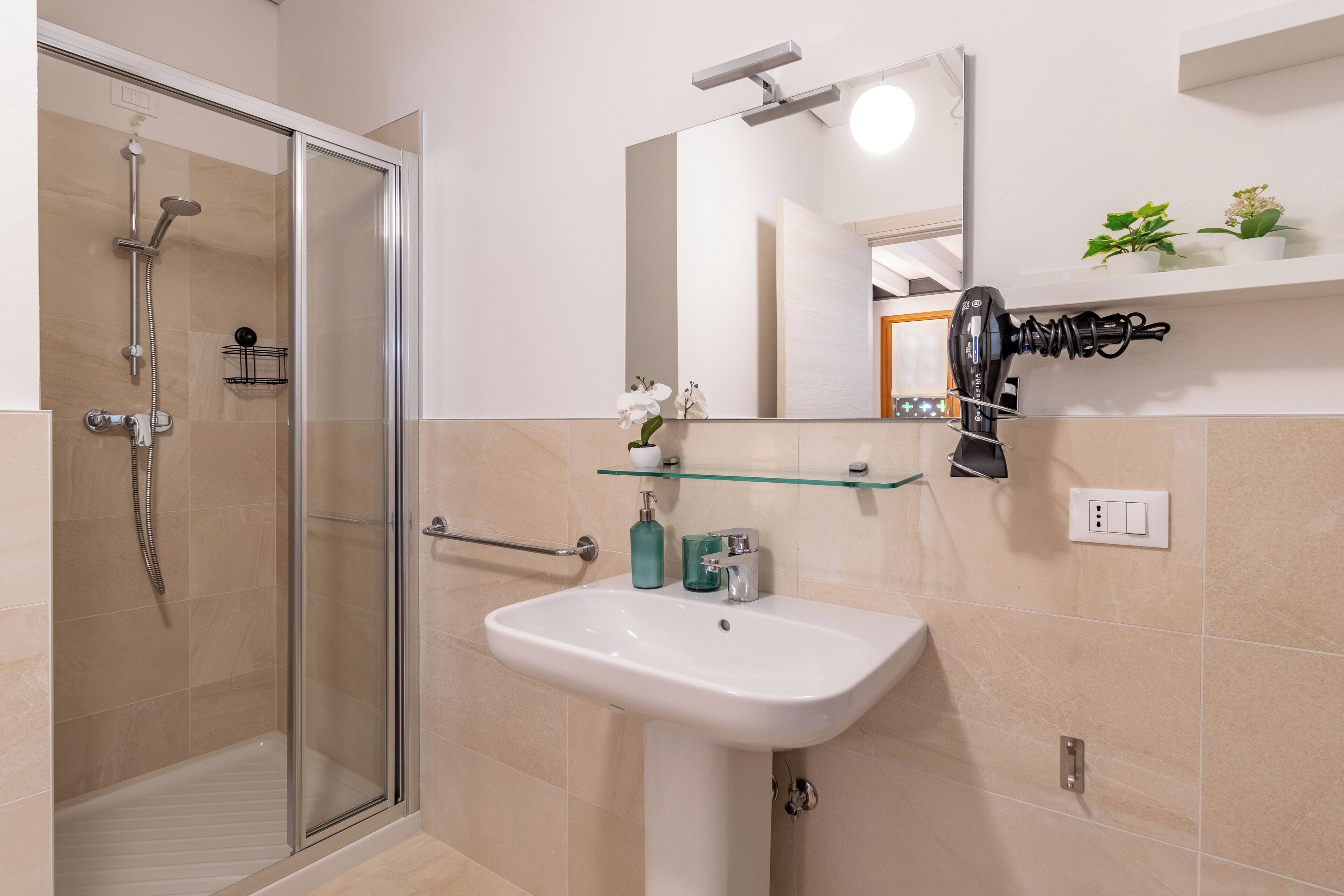 Dusche, Haartrockner, Bidet, Handtücher
