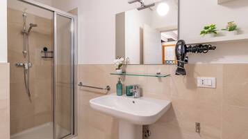 Douche, sĂšche-cheveux, bidet, serviettes fournies