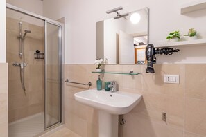Shower, hair dryer, bidet, towels - Suite nel Verde: Discover Castelfranco Veneto and the Lands of Giorgione (Treville)