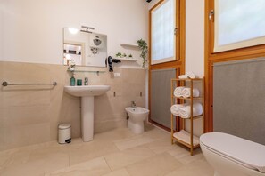 Shower, hair dryer, bidet, towels - Suite nel Verde: Discover Castelfranco Veneto and the Lands of Giorgione (Treville)