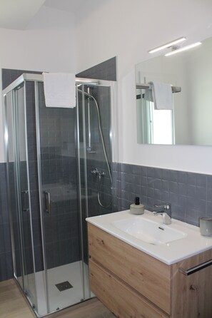 Douche, sèche-cheveux, bidet, serviettes fournies
