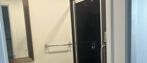 Séchoir à cheveux, serviettes fournies, savon, papier de toilette