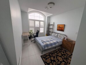 Iron/ironing board, WiFi, bed sheets - One bedroom and one washroom (Oakville)