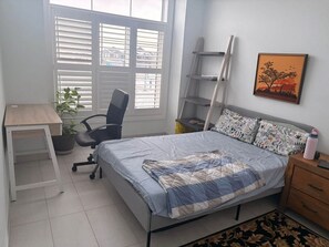 Iron/ironing board, WiFi, bed sheets - One bedroom and one washroom (Oakville)