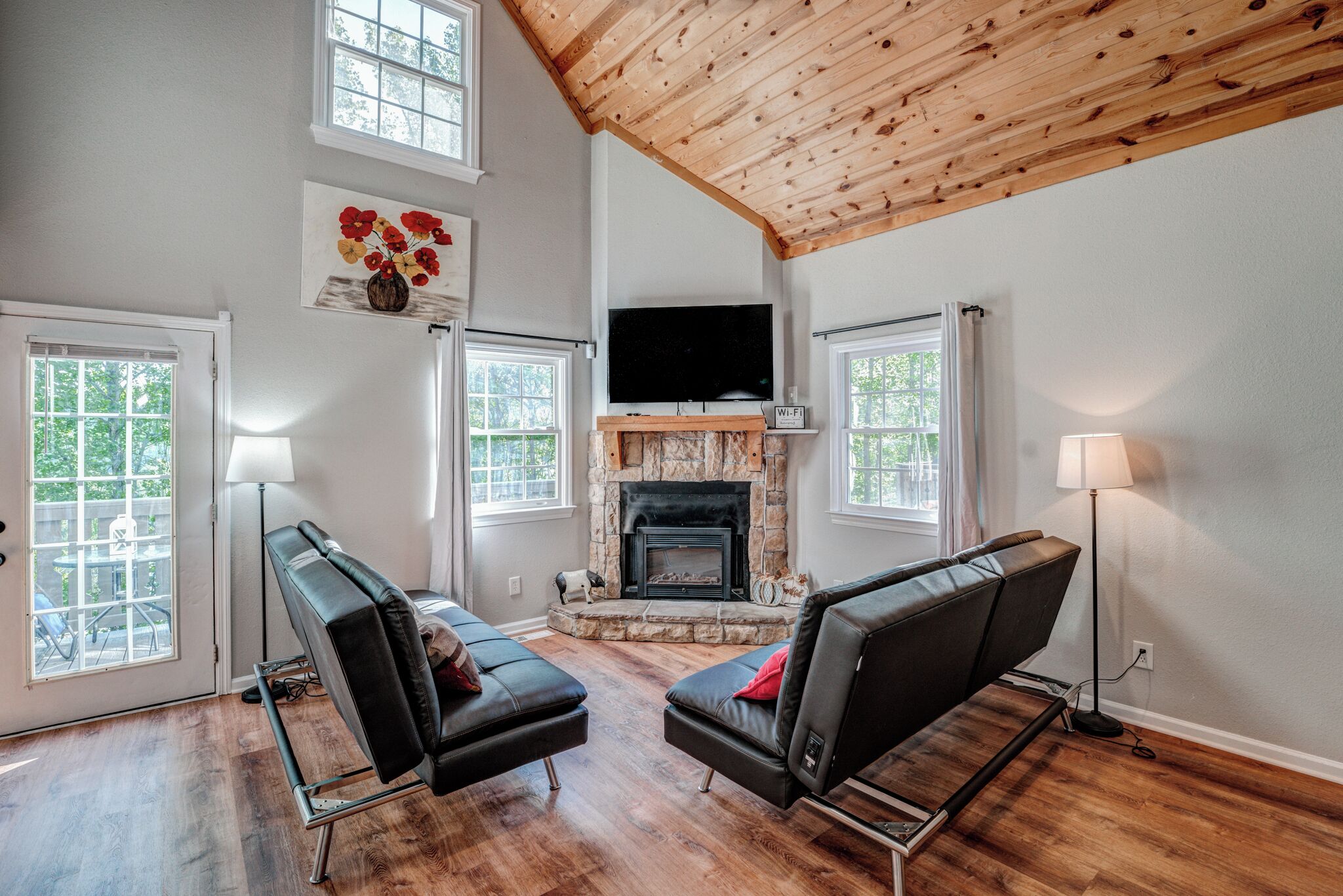 Smart-tv, eldstad och böcker