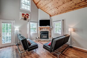 TV connectée, cheminée, livres