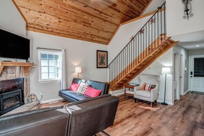 Smart TV, fireplace, books - Cozy Escape • Hot Tub • Overlooks Helen Main Street • Sleeps 9 (Helen)