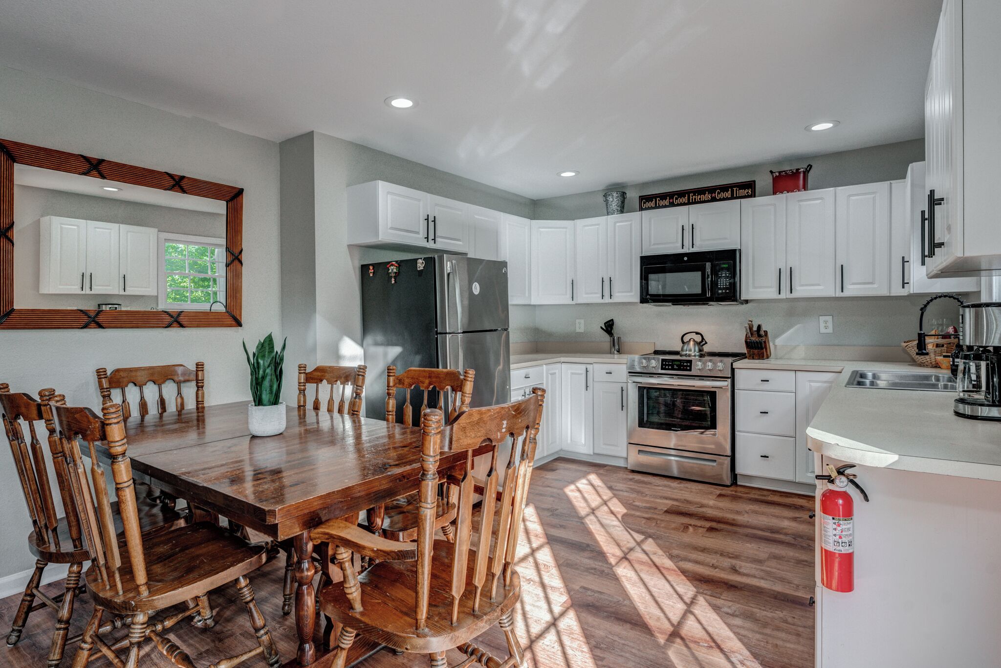 Refrigerador, microondas, horno y parrilla de estufa 