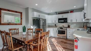 Kylskåp, mikrovågsugn, ugn och spishäll