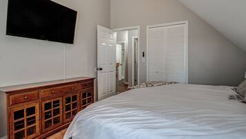 4 bedrooms, desk, travel cot, free WiFi