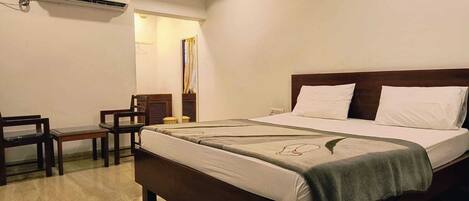 Economy Double Room | Desk, soundproofing, WiFi (free)