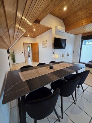 Dining - Vacation apartment at the city forest - 50 meters from the forest - climatic health resort Wassenberg (Wassenberg)