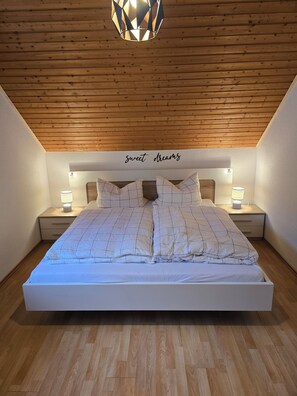 WiFi, bed sheets - Vacation apartment at the city forest - 50 meters from the forest - climatic health resort Wassenberg (Wassenberg)